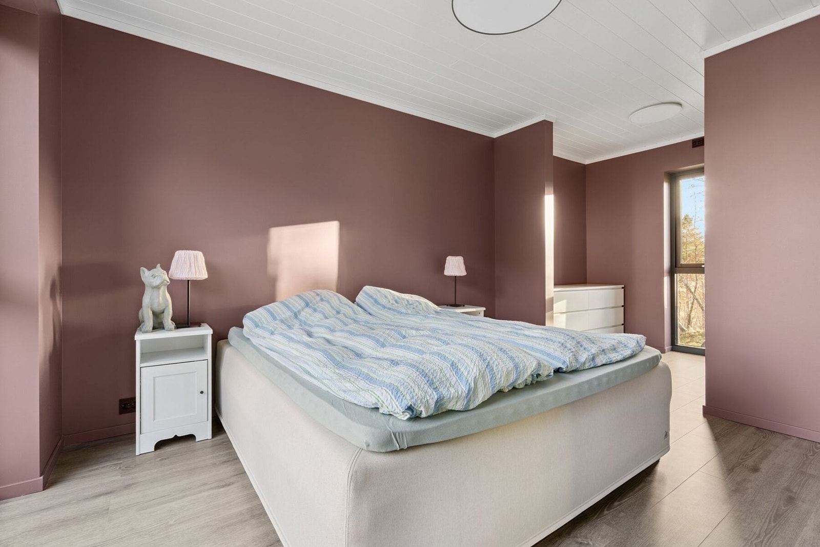 Hovedsoverommet er på 12,4 kvm, med tilhørende walk in closet innenfor på 4,2 kvm. Galleribilde