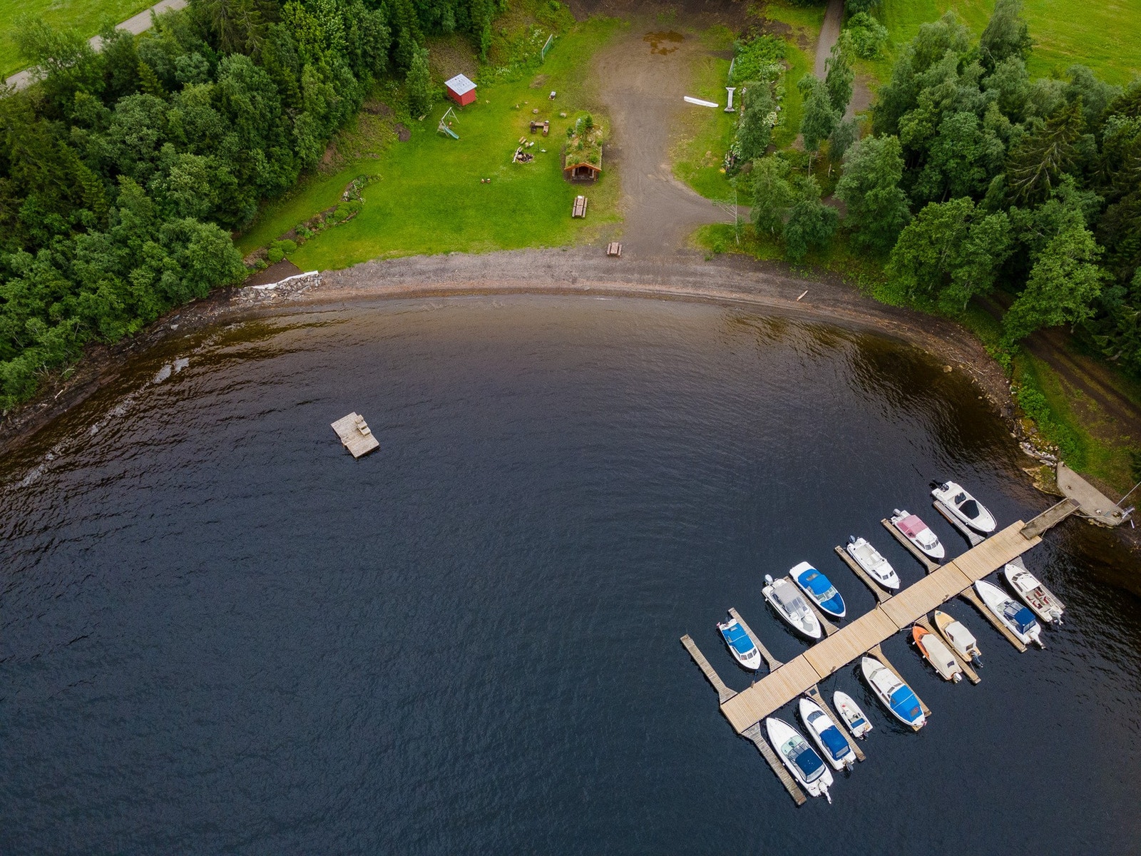 Det er kun ca. 1 km til Nøstermoen. Flott fellesområde med strand, gressplen, grillhus, fotballbane/lekeplass og båthavn. Galleribilde
