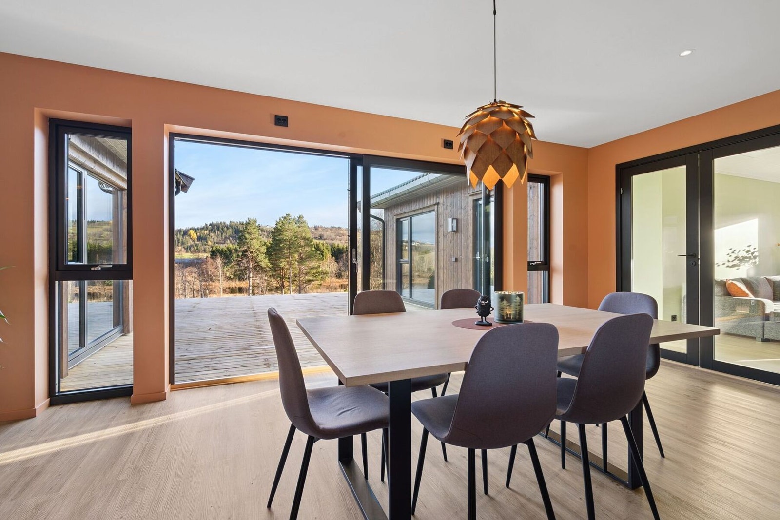 Fra spisestuen har man direkte adkomst til boligens store terrasse på ca 66 kvm. Galleribilde