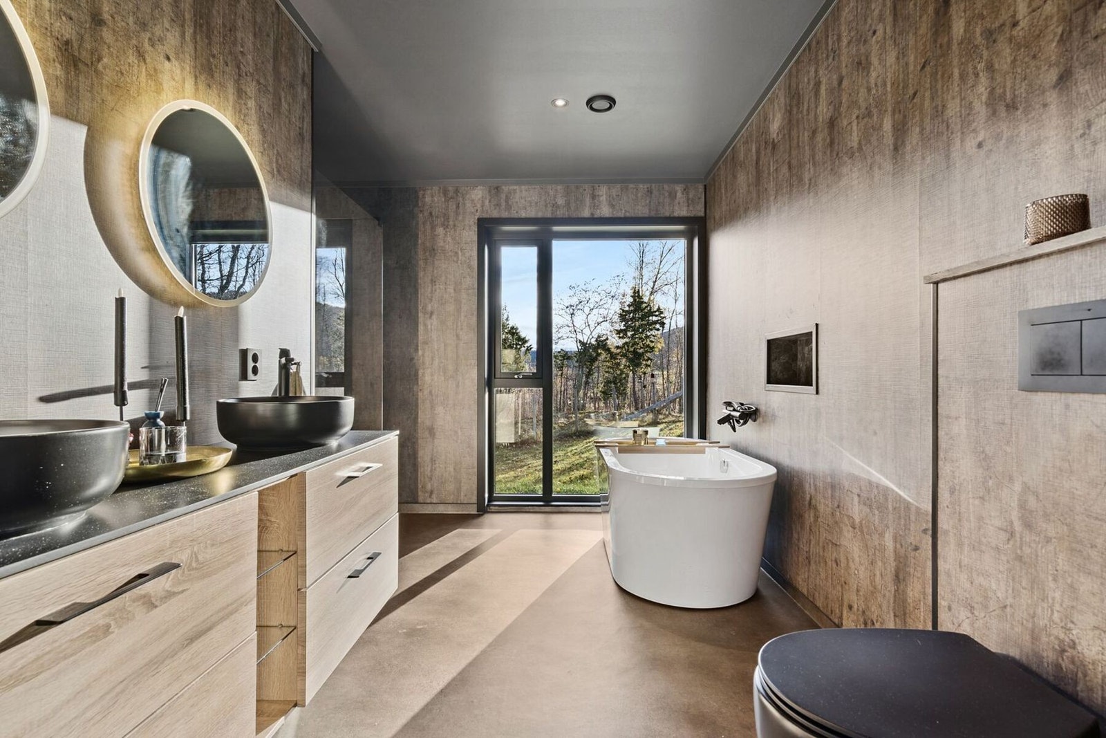 I tilknytning til hovedsoverommet har man dette flotte og innbydende badet. Galleribilde