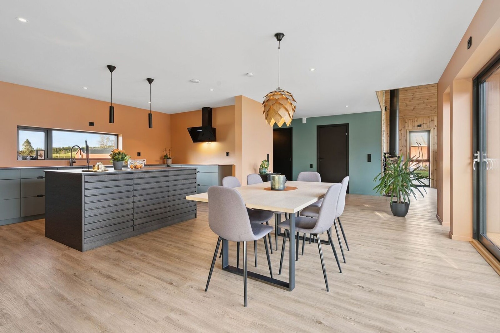 Kjøkken/spisestue på 37,2 kvm. Galleribilde