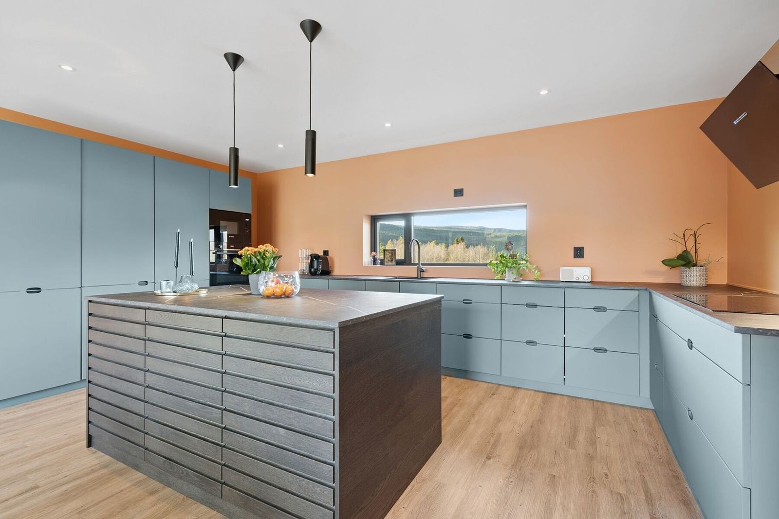 Moderne kjøkken med god skap- og benkeplass Galleribilde