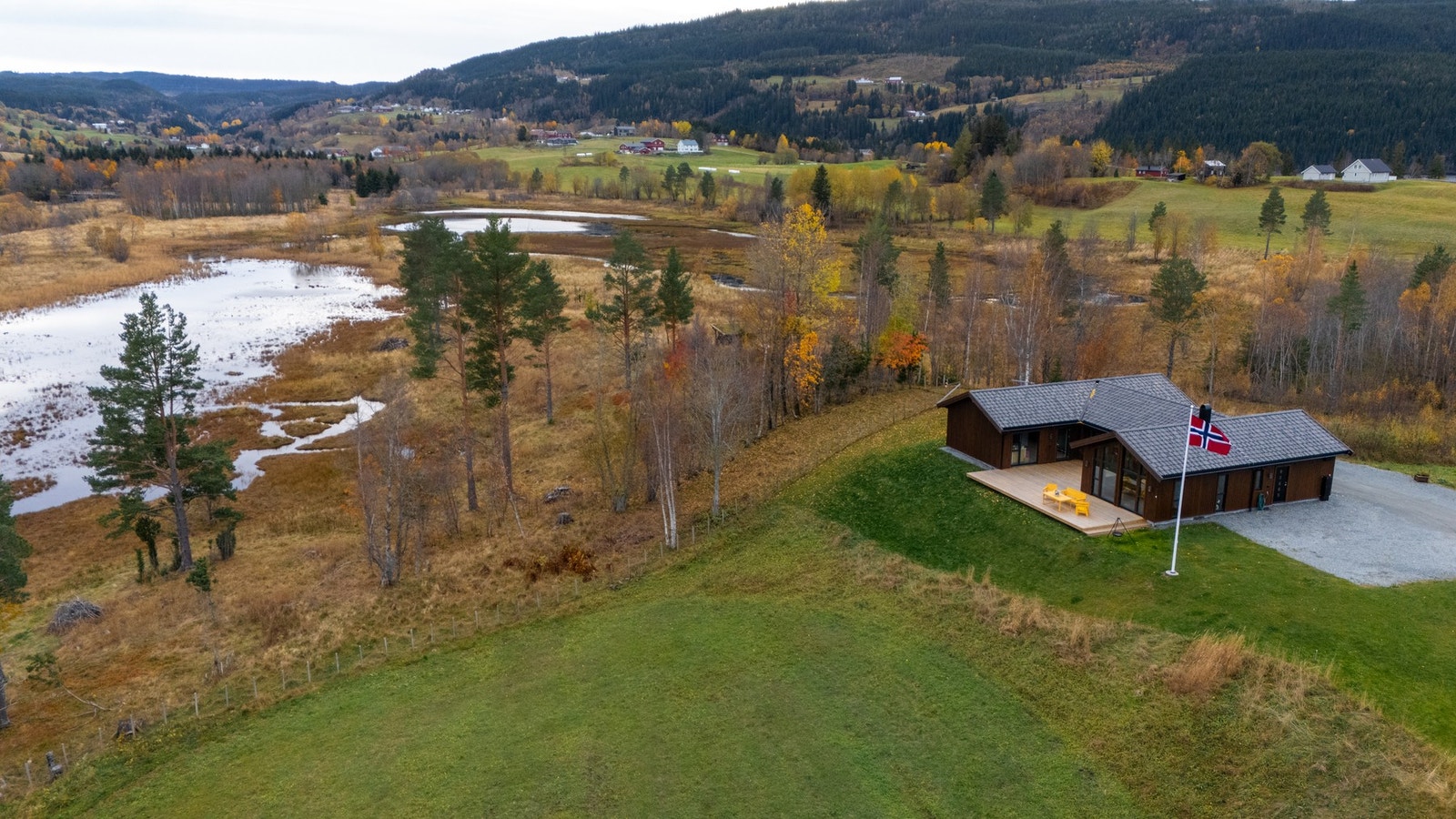 Det er kort vei med bil inn til barneskole, ungdomsskole, videregående skole samt dagligvarebutikker i Selbu. Galleribilde
