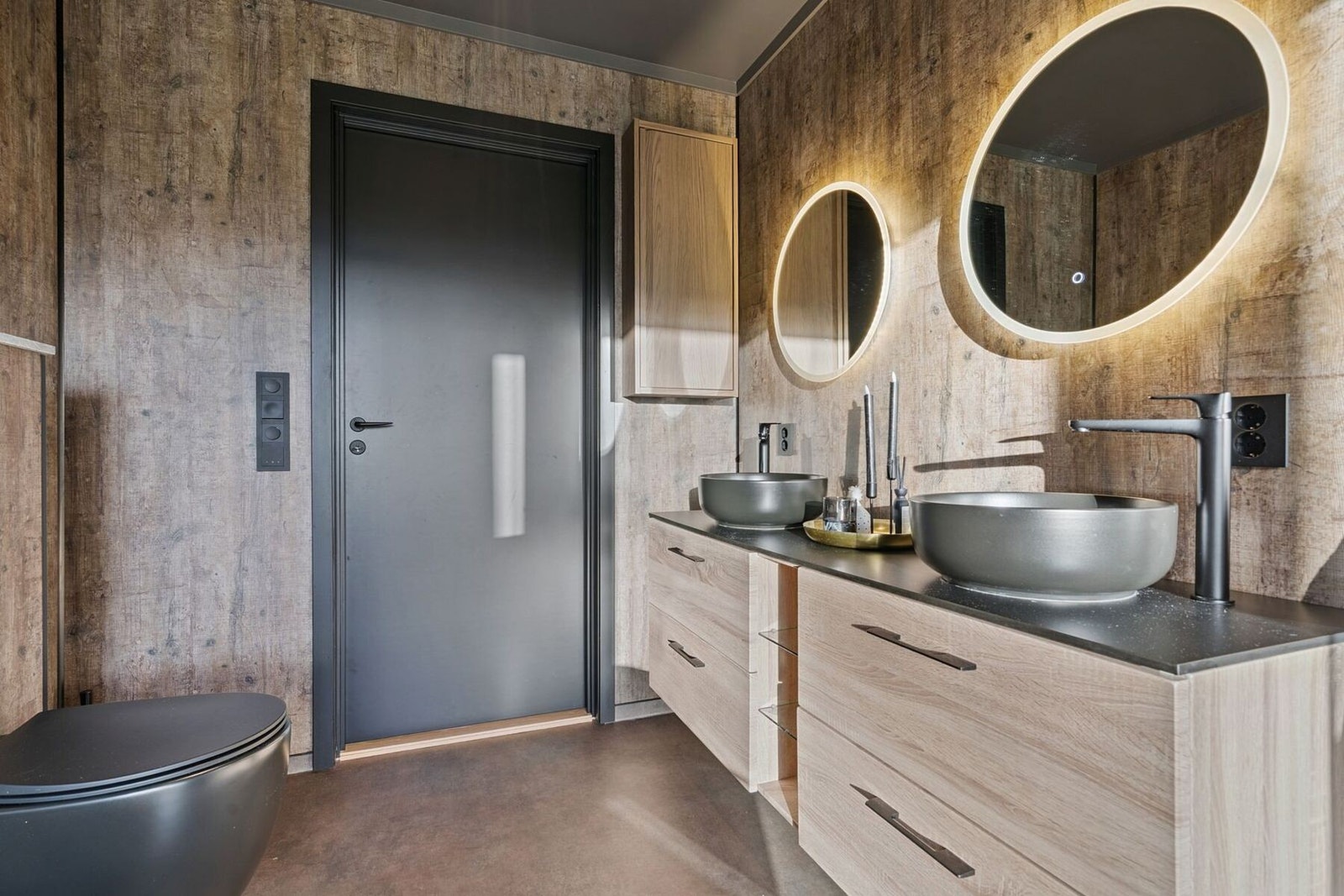 Praktiske og elegante løsninger. Godt med oppbevaringsplass. Galleribilde