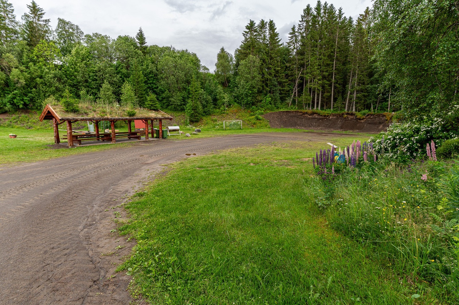 Det er kun ca. 1 km til Nøstermoen. Flott fellesområde med strand, gressplen, grillhus, fotballbane/lekeplass og båthavn. Galleribilde