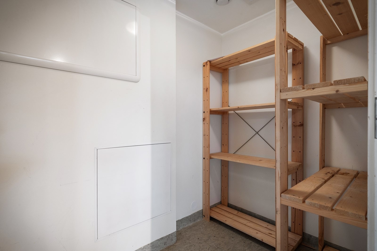 - En intern bod med god plass til oppbevaring - Galleribilde