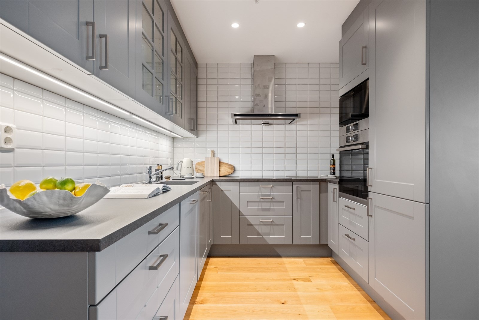 Av integrerte hvitevarer følger kombiskap, oppvaskmaskin, stekeovn og mikro. Galleribilde