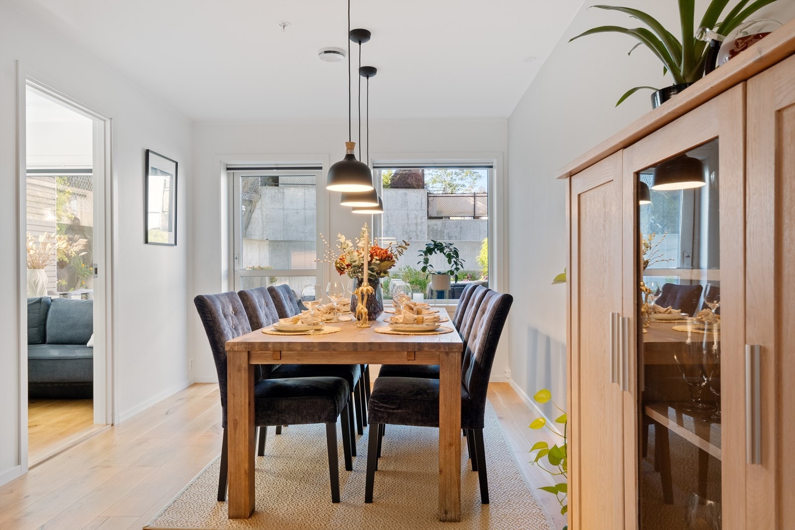 Inviter venner og familie over på et hyggelig måltid. Galleribilde