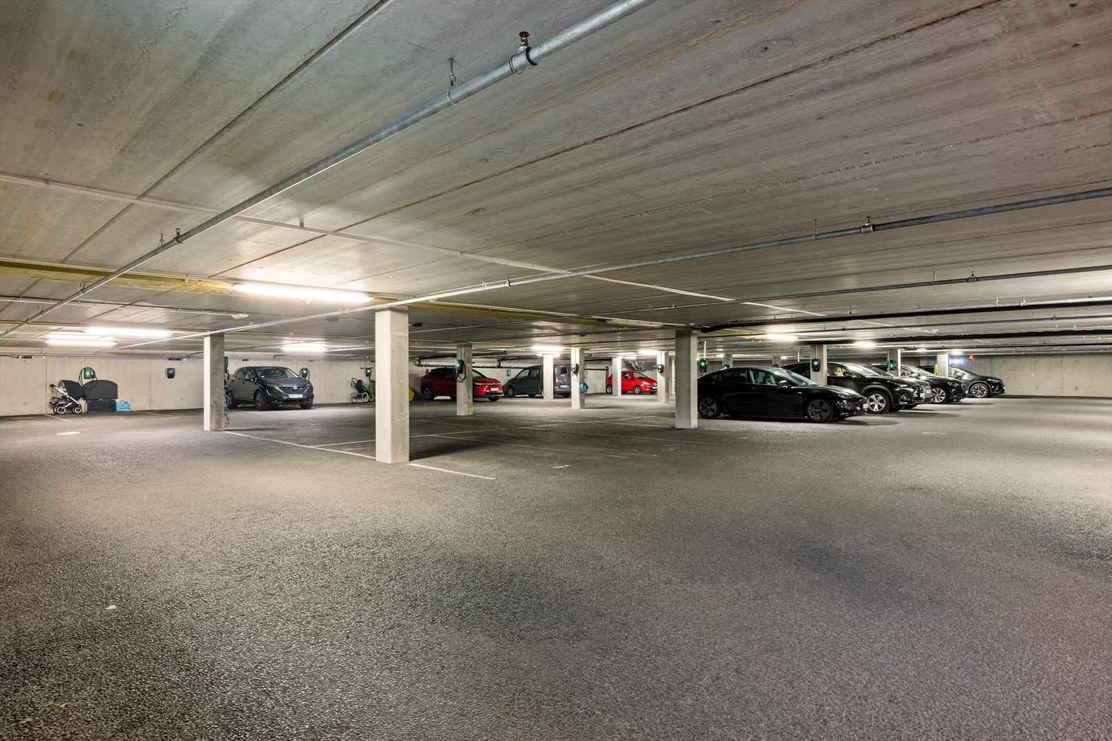 Fast garasjeplass i felles garasjeanlegg. Plassen som tilhører leiligheten har en fin beliggenhet på enden. Galleribilde