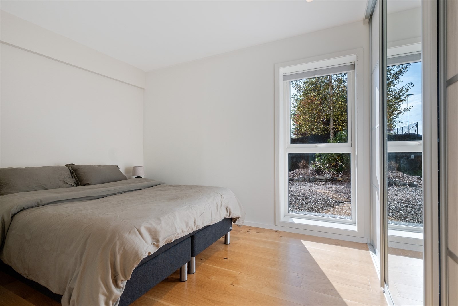 Stort og innbydende hovedsoverom med god plass til stor seng, nattbord og annet ønsket soveromsmøblement. Galleribilde