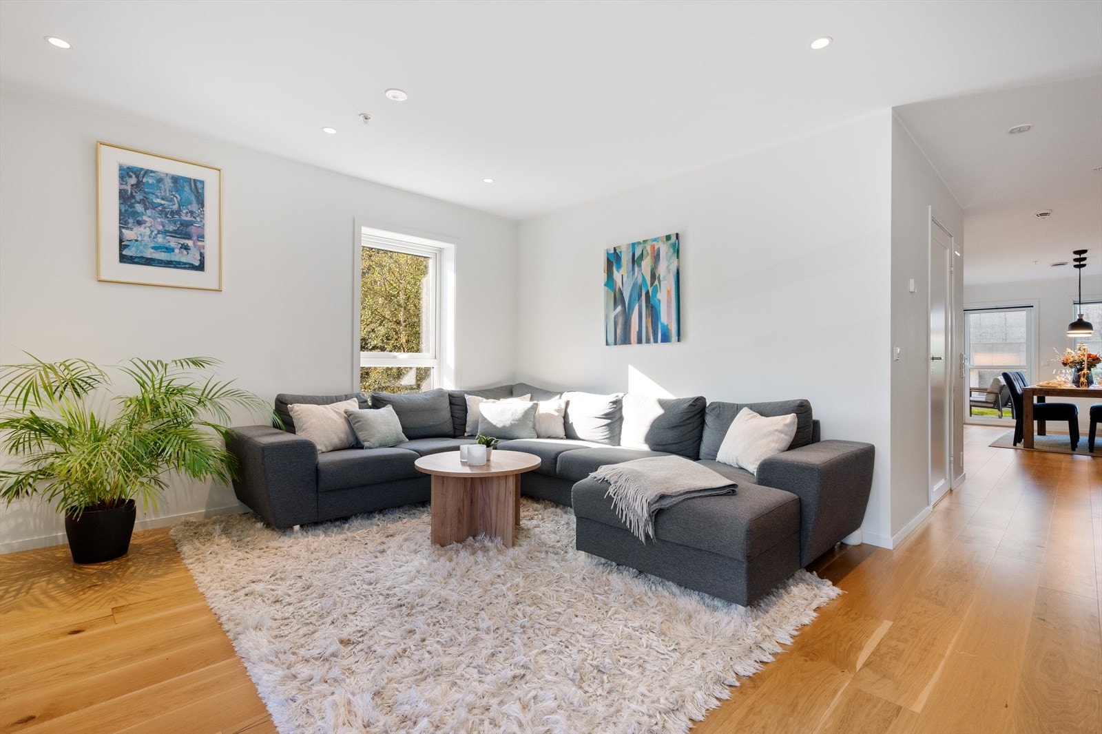 Det er god plass til å innrede med stor sofagruppe og spisebord. Galleribilde