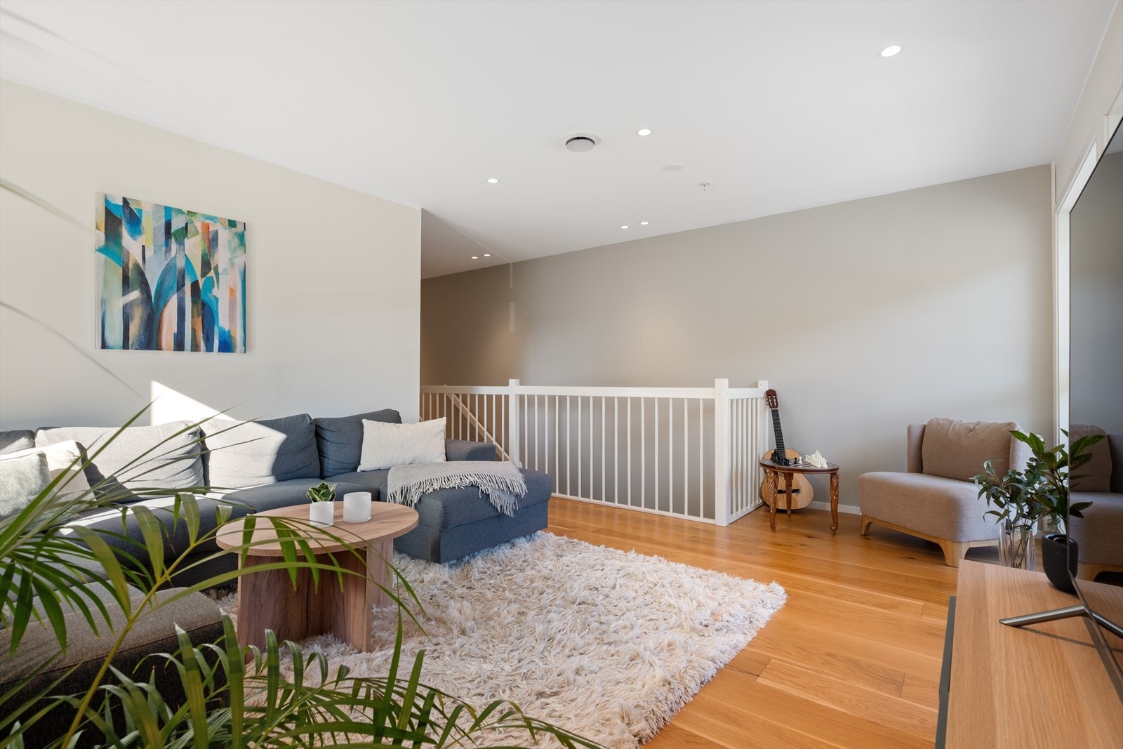 Overflatene er malt i lyse og tidsriktige farger. Galleribilde