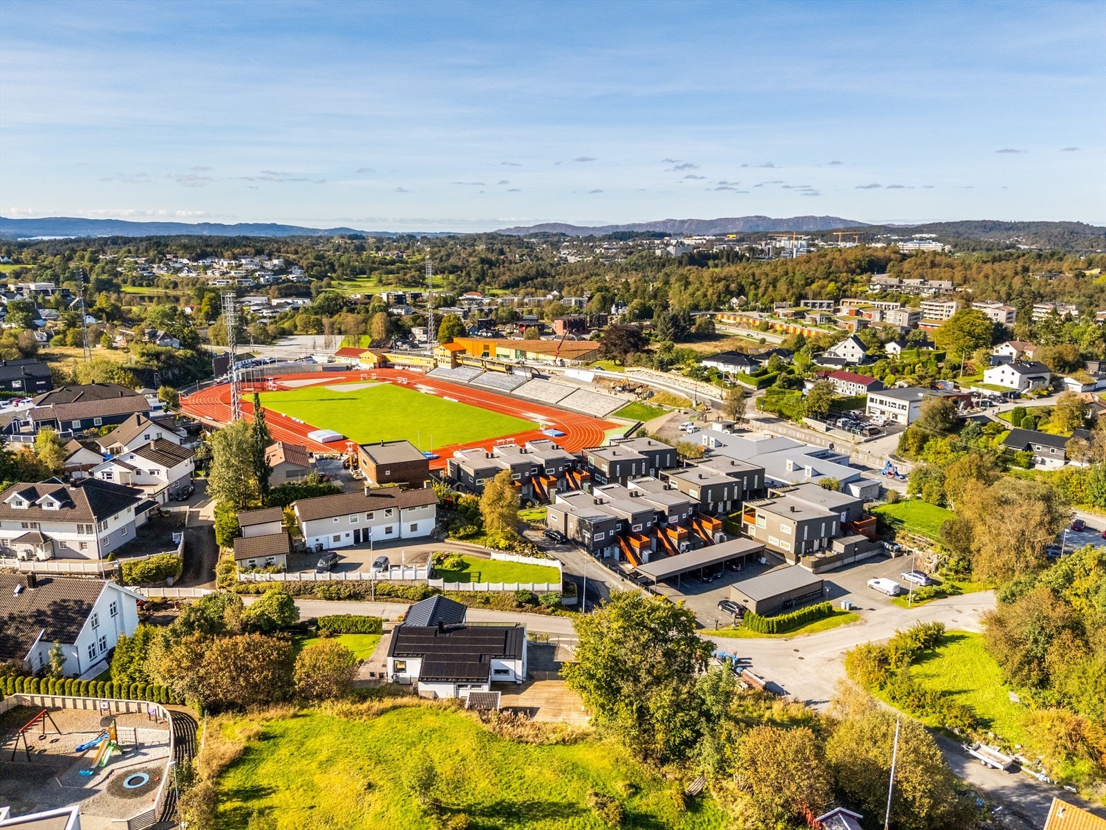 Fana Stadion ligger innenfor noen minutters gange. Galleribilde