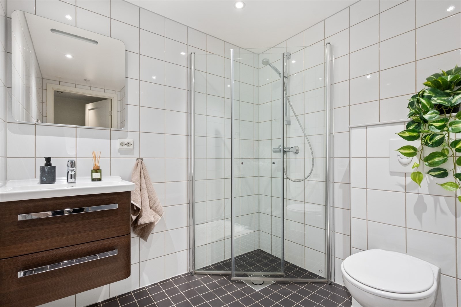 Det er varmekabler i gulv på begge bad. Galleribilde