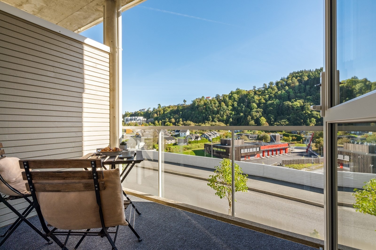 Det er terrasse på begge sider av leiligheten. Galleribilde