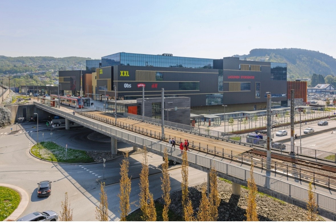 Lagunen storsenter med alle sine servicetilbud ligger innenfor kort gangavstand. Galleribilde