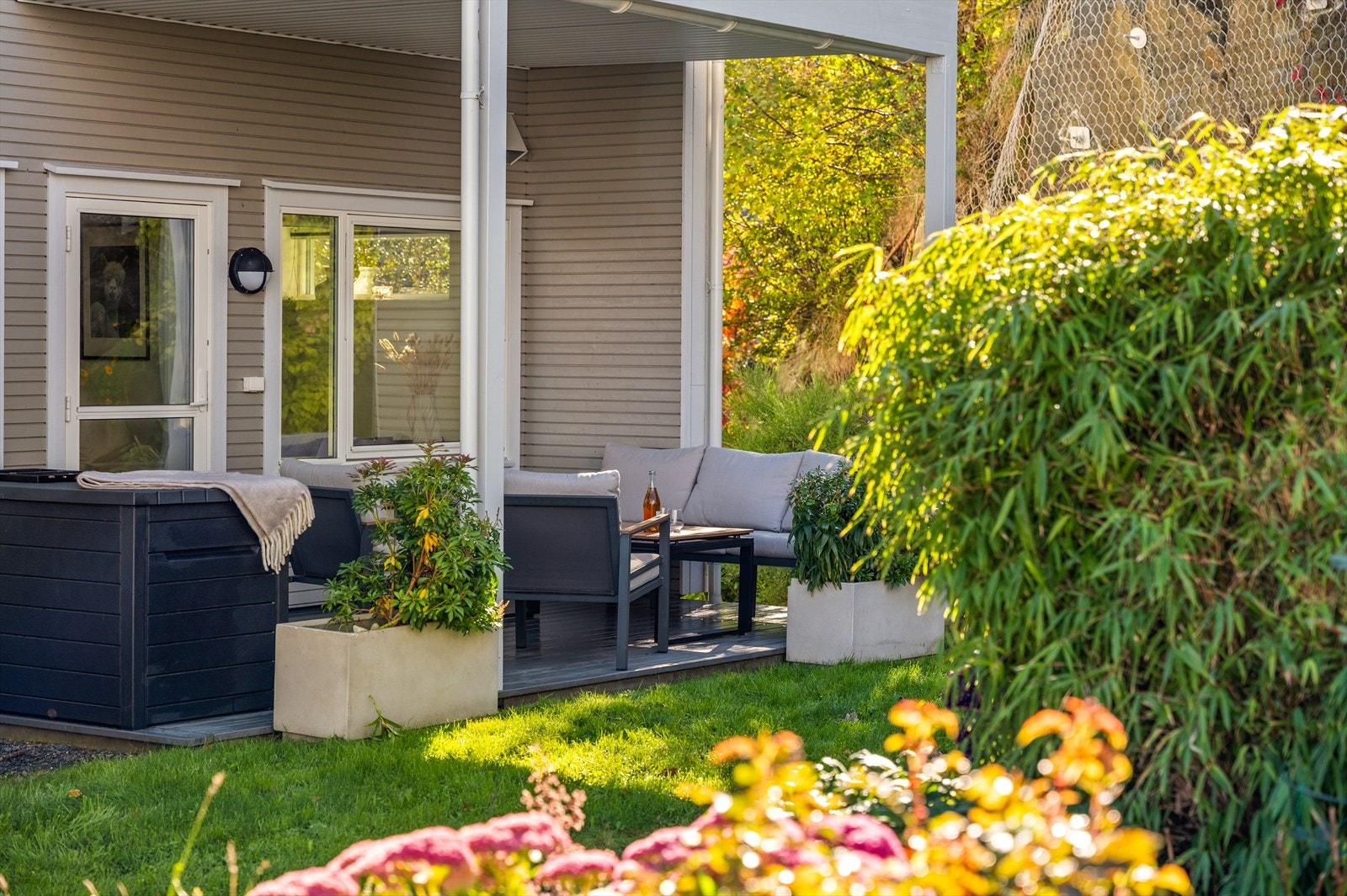 Terrassen er overbygget som gjør at det er mulig å bruke den på ikke fult så fine dager og. Galleribilde