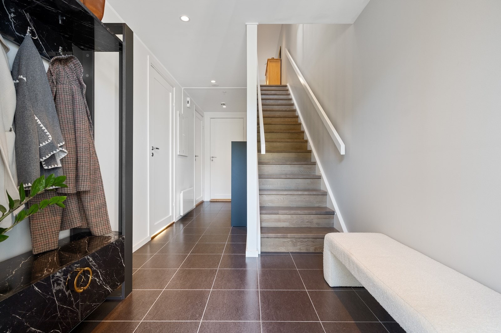 Lys og trivelig entrè med god plass til å henge fra seg yttertøy og sko. Galleribilde