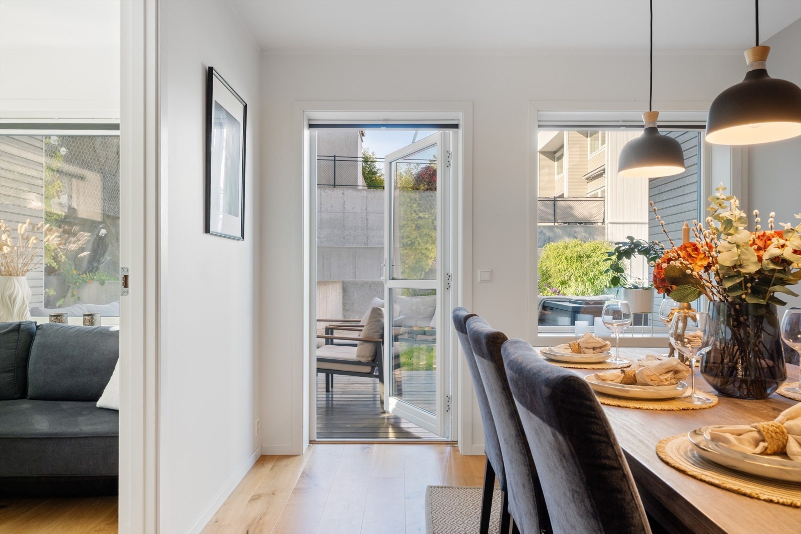 Fra spisestuen er det utgang til terrassen på baksiden av leiligheten. Galleribilde