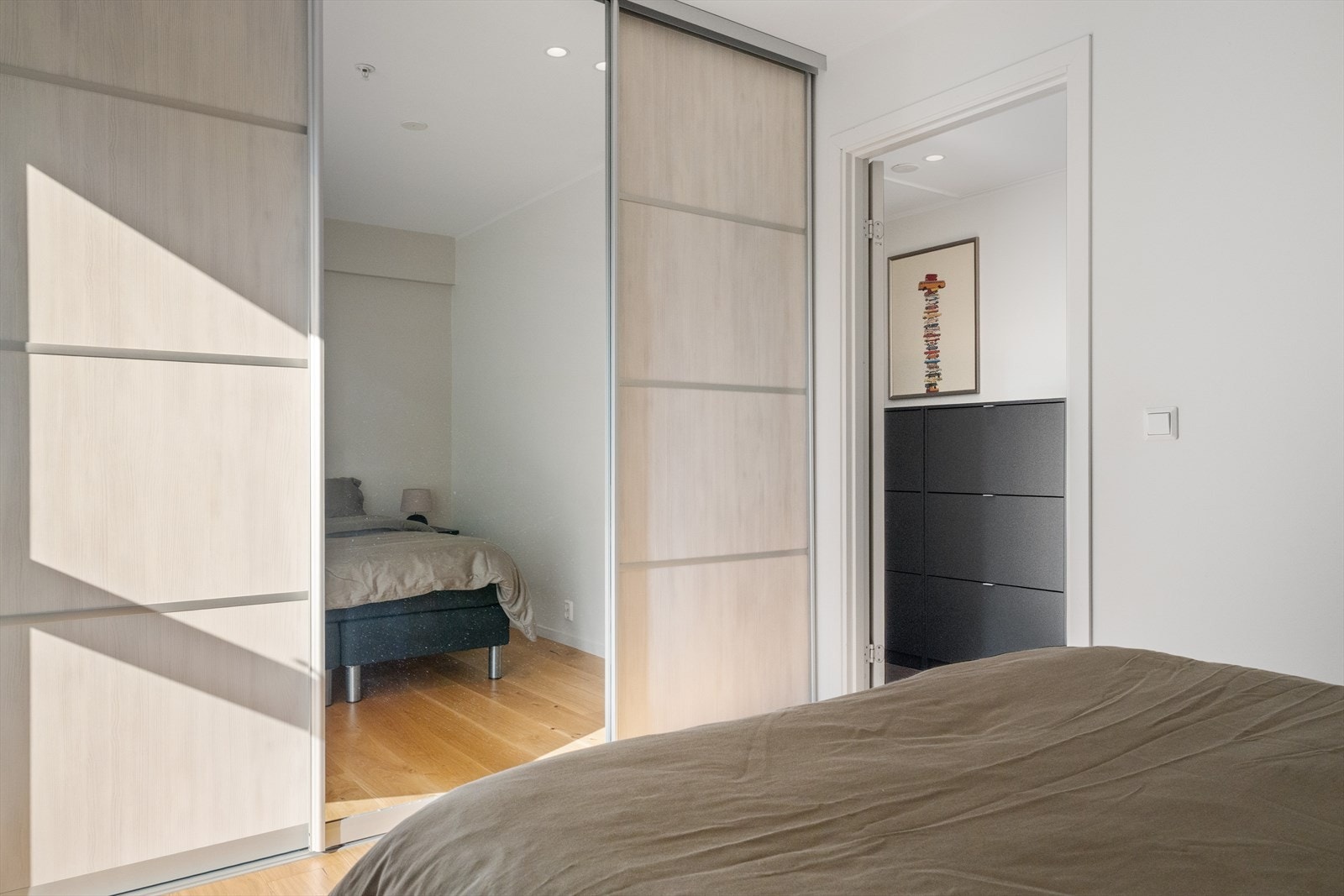 Rommet er innredet med en stor skyvedørsgarderobe. Galleribilde