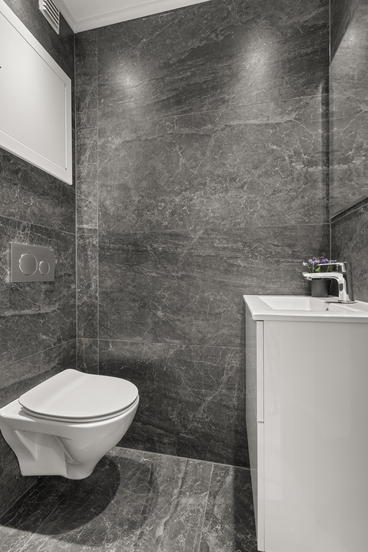 Boligen har et separat wc-rom i 1. etasje, også pusset opp i 2021. Galleribilde