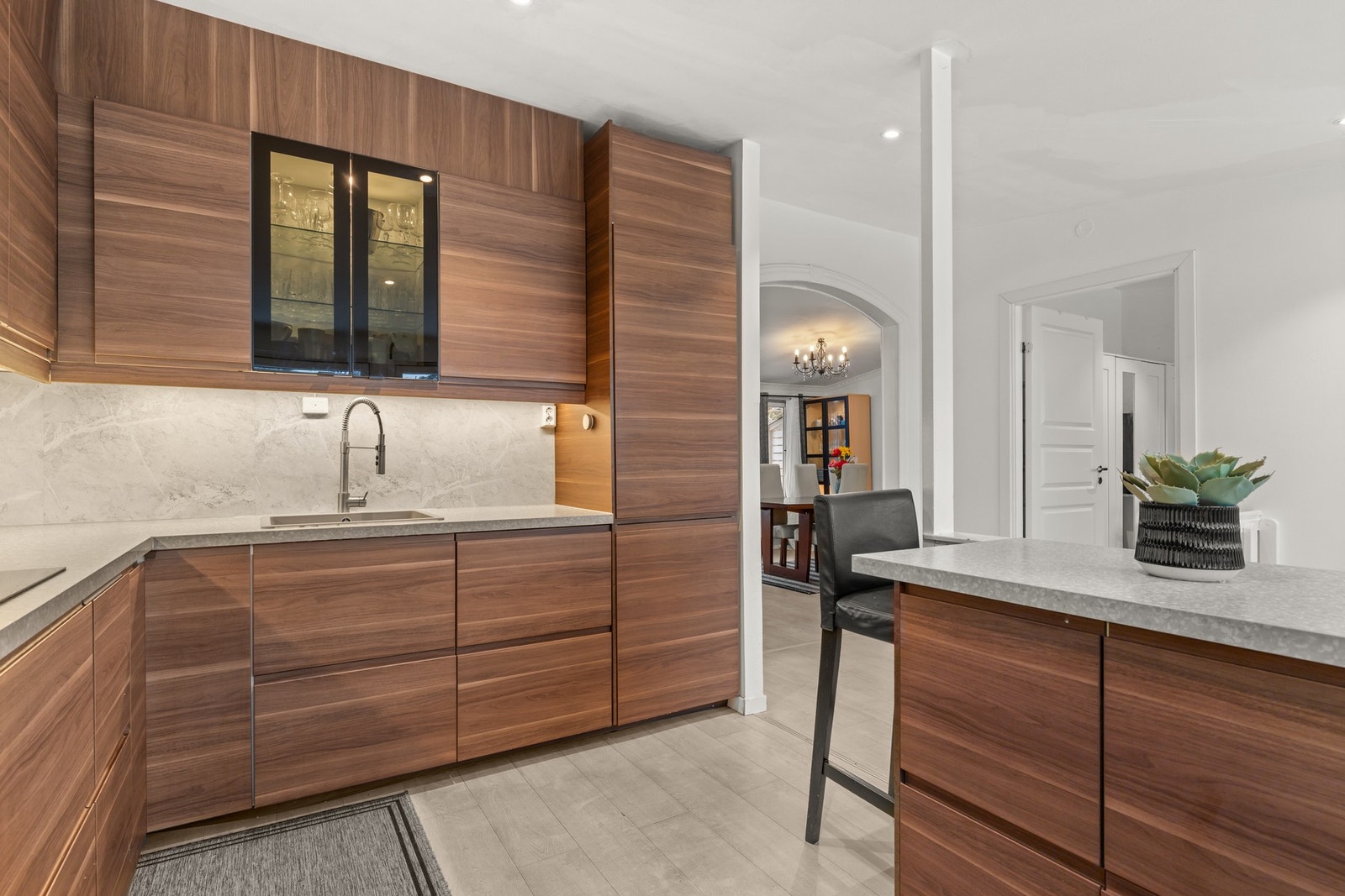 Kjøkkenet ligger i 2. etasje og ble oppgradert i 2021 med innredning fra IKEA med glatte, folierte fronter. Galleribilde