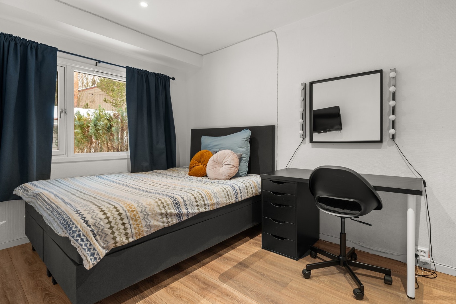 Soverom 1 - Rekkehuset har totalt fire soverom, hvor tre er plassert i 1. etasje og ett i 2. etasje. Galleribilde