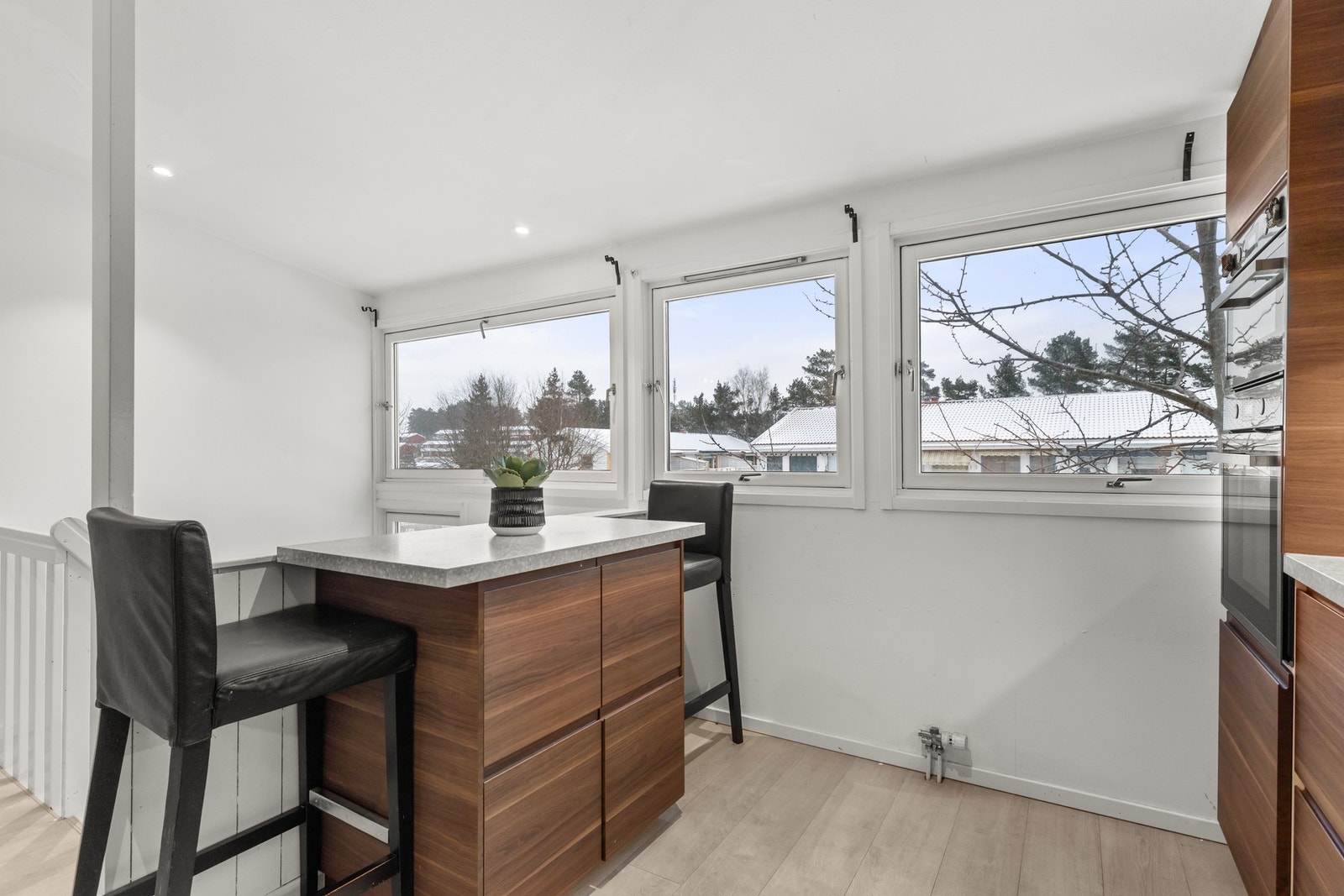 Kjøkkenet er praktisk utformet og har god skap- og benkeplass. Galleribilde