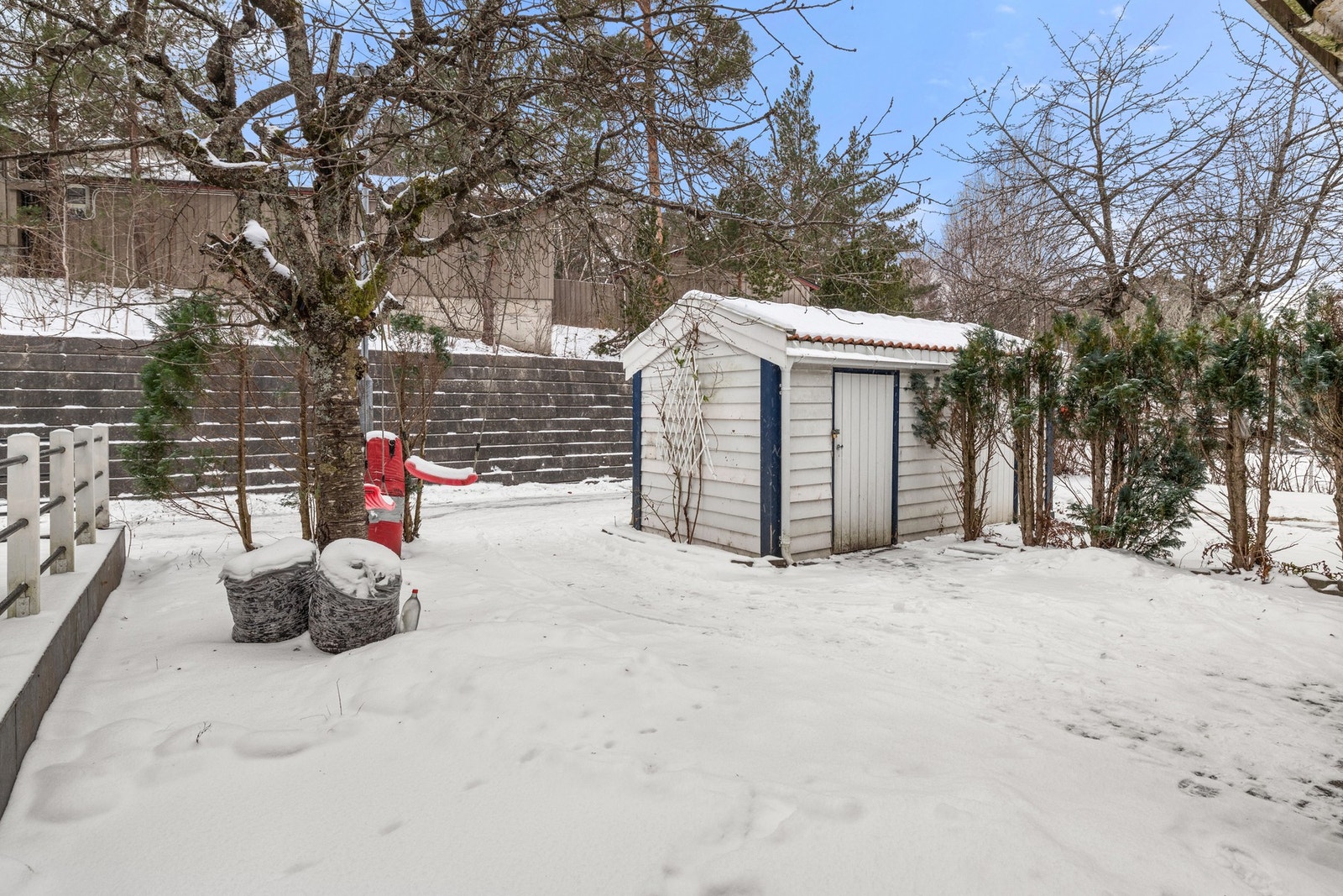 Tilhørende hage på nedsiden av balkongen er perfekt for barna. Galleribilde