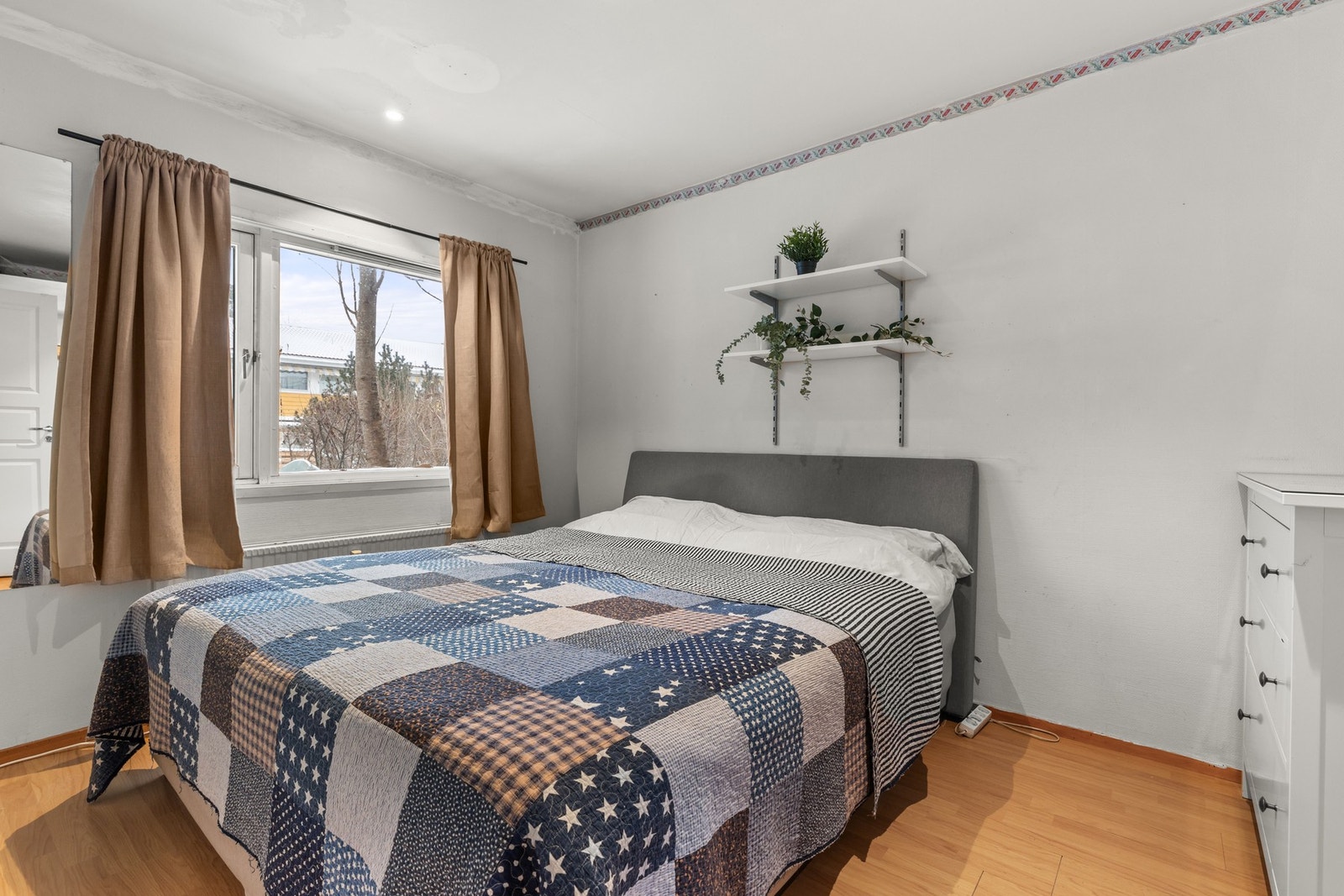 Soverom 2 - Alle rommene har vinduer med naturlig lysinnslipp og fremstår i lyse, nøytrale farger. Galleribilde