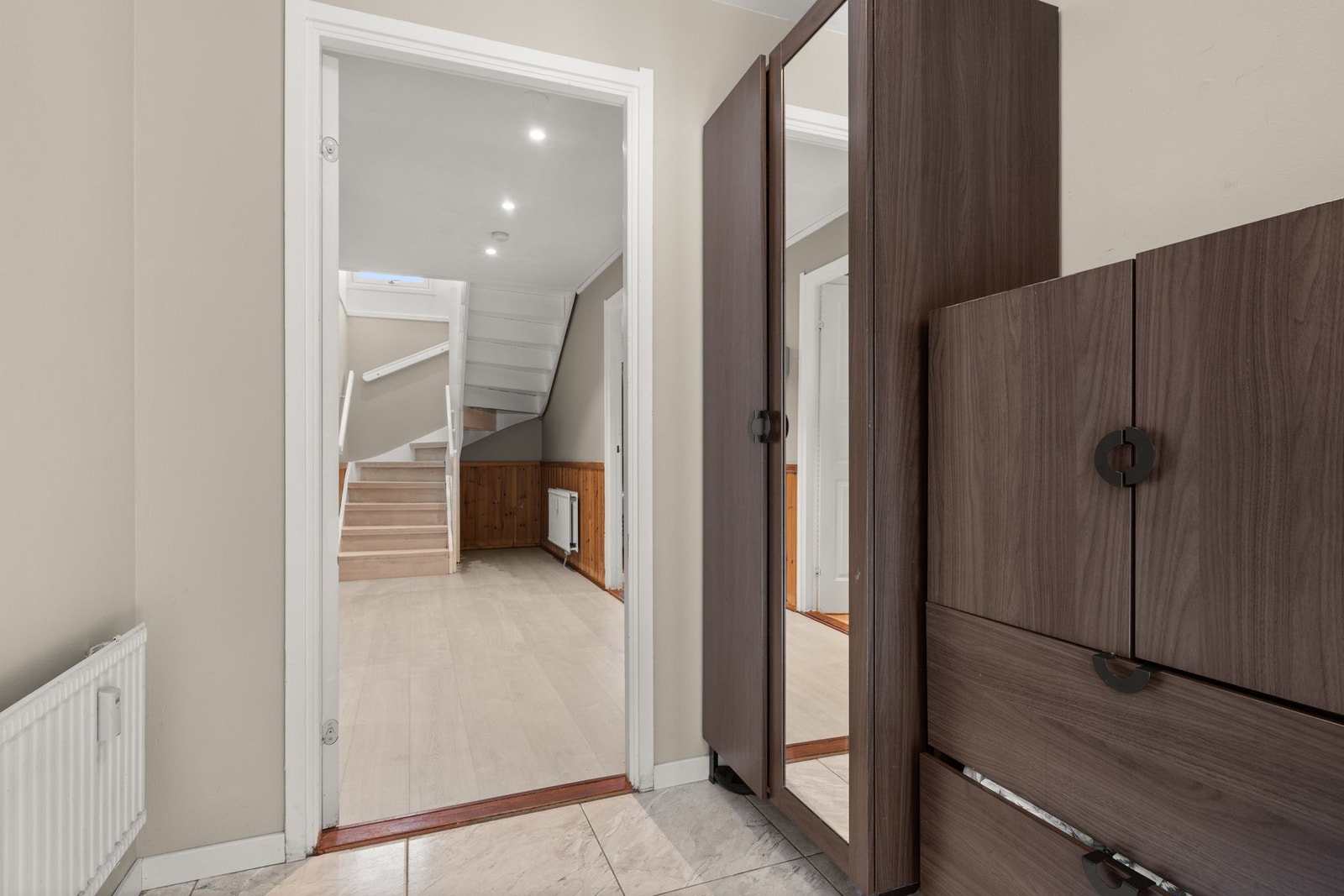 Vindfang og gang fremstår funksjonelle med god plass til yttertøy og sko. Galleribilde