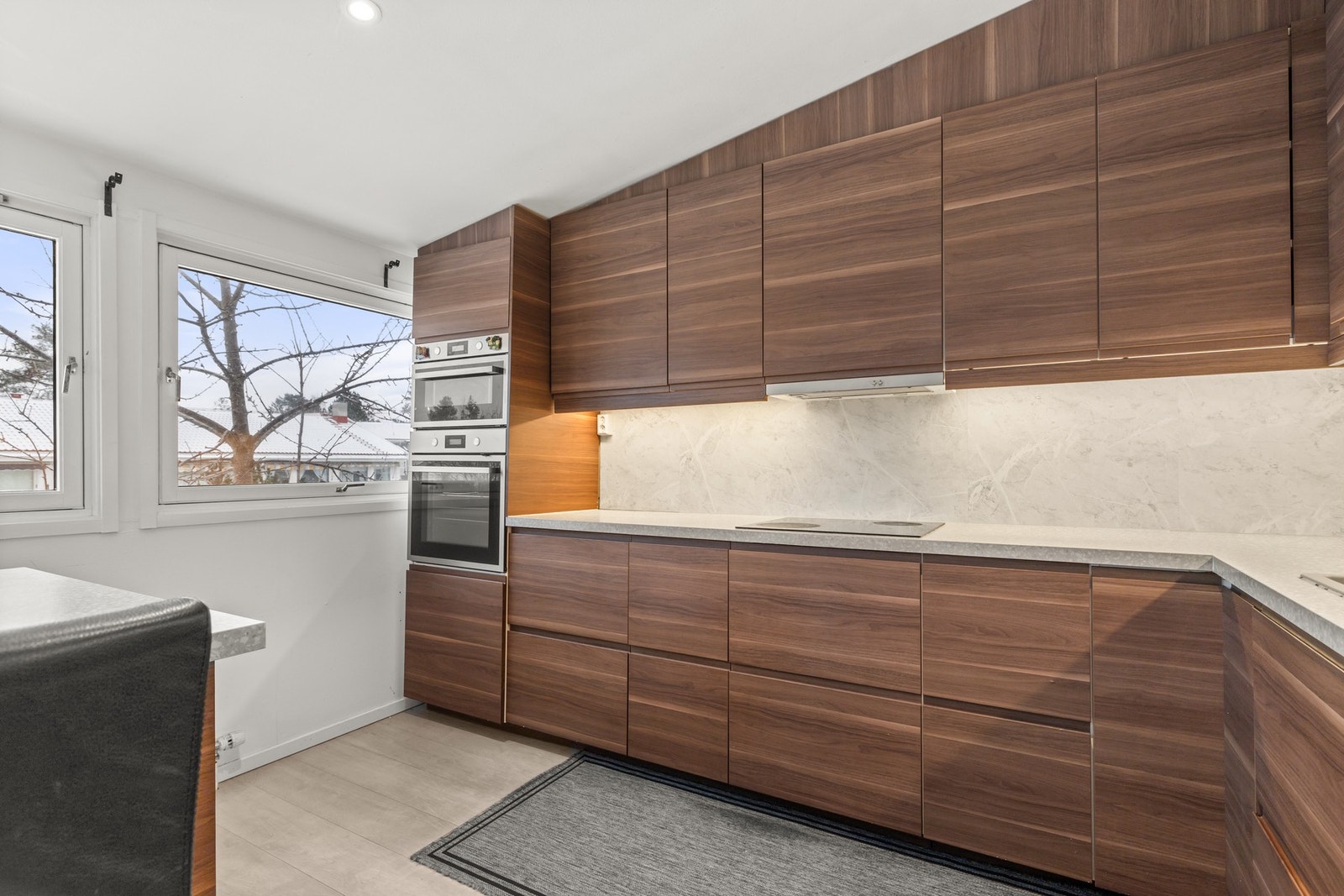 Benkeplater i laminat gir gode arbeidsflater, og det er integrerte hvitevarer samt ventilator med avtrekk til det fri. Galleribilde