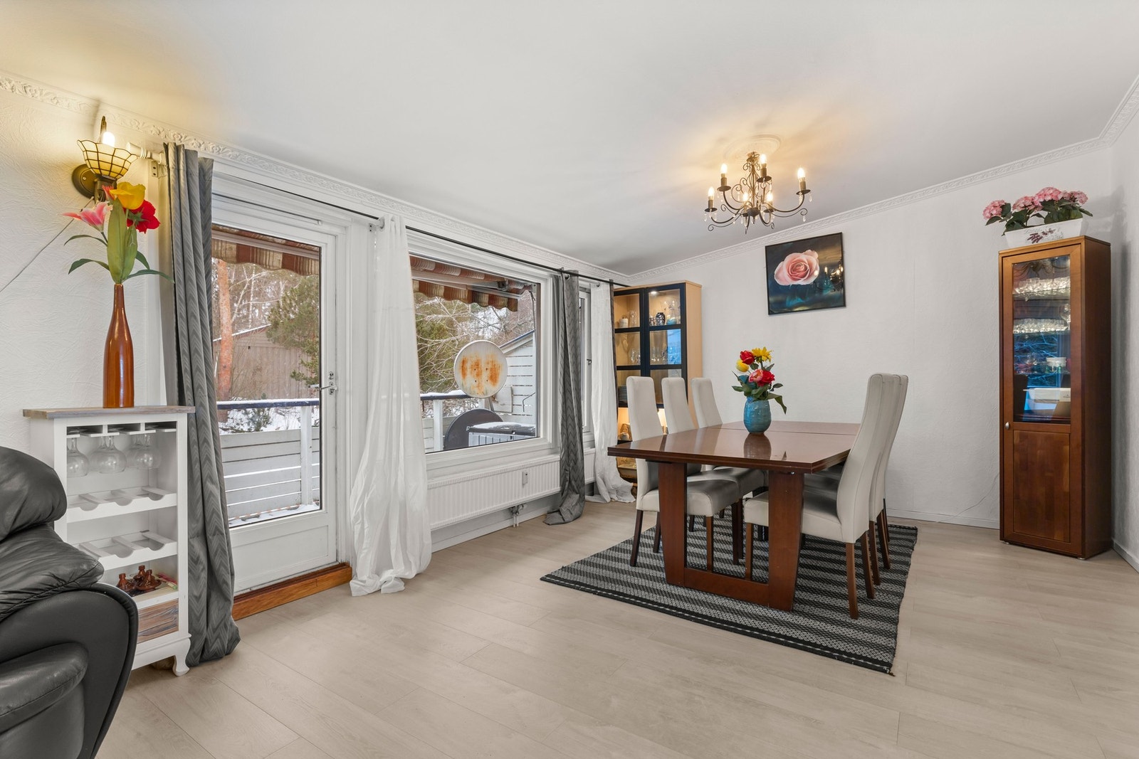 Fra stuen er det utgang til vestvendt balkong. Galleribilde