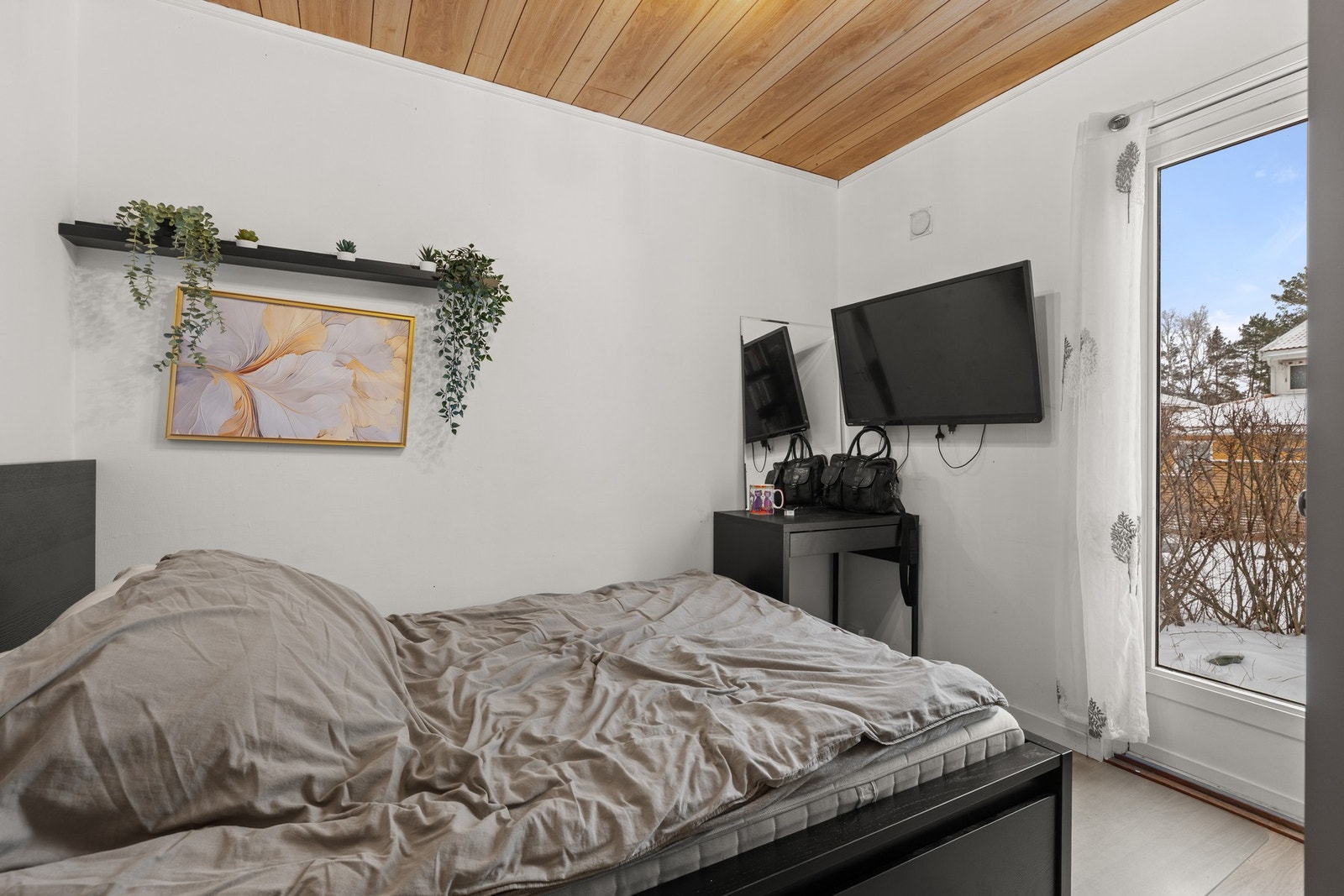 Soverom 4 - Det minste soverommet i 1. etasje er opprinnelig registrert som bod, og er ikke godkjent som varig oppholdsrom. Kjøper må søke om bruksendring hos kommunen for lovlig bruk av rommet til varig opphold. Galleribilde