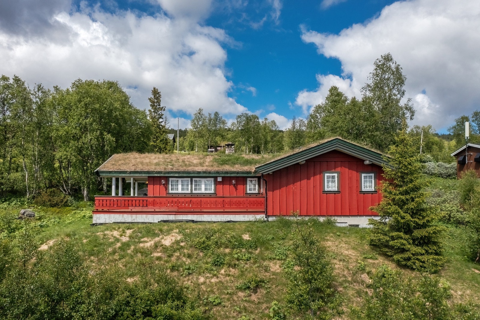 Hytta har stor solrikt terrasse på 2 sider av hytta. Galleribilde