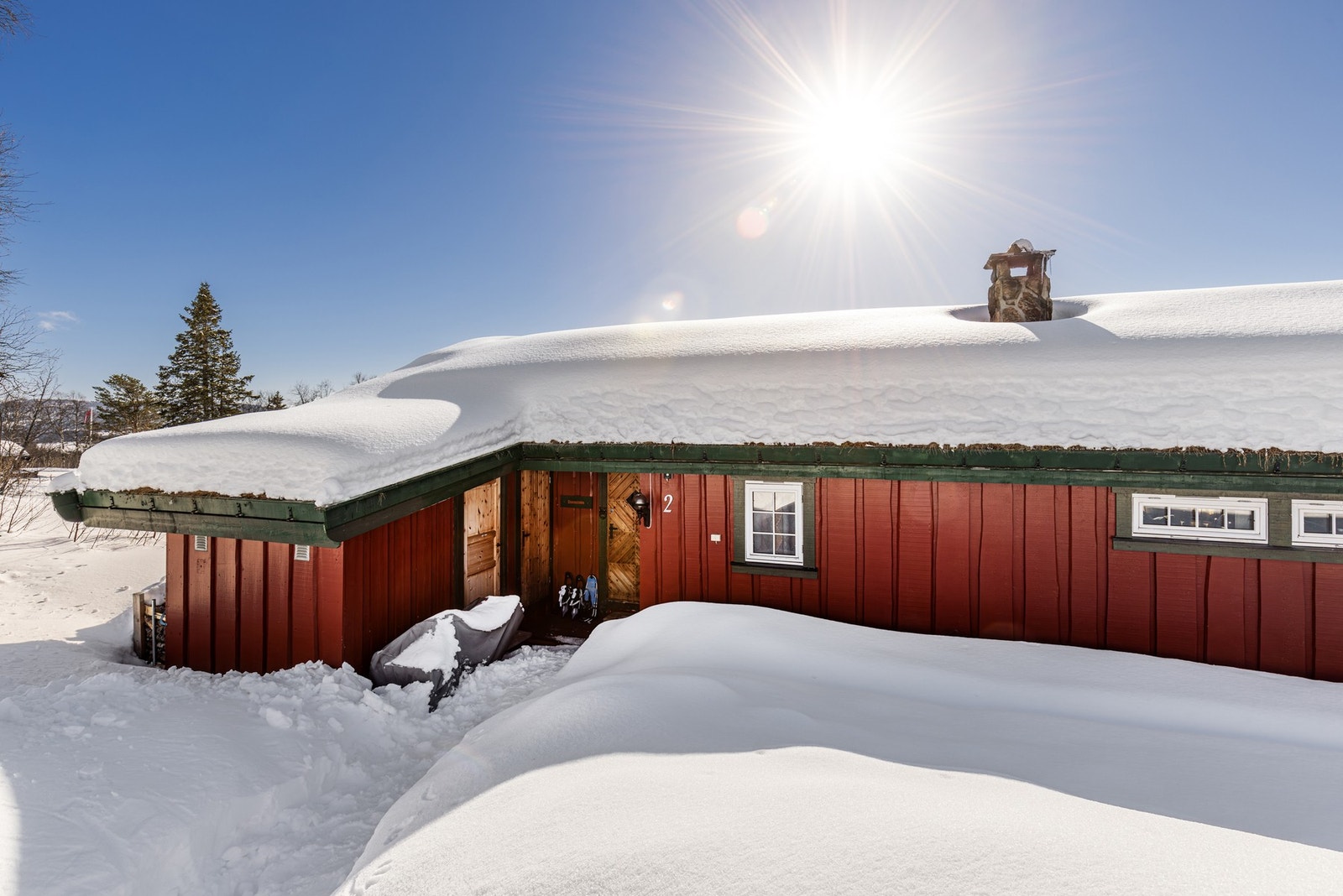 Hovedinngang og inngang til praktisk bod og vedbod. Galleribilde