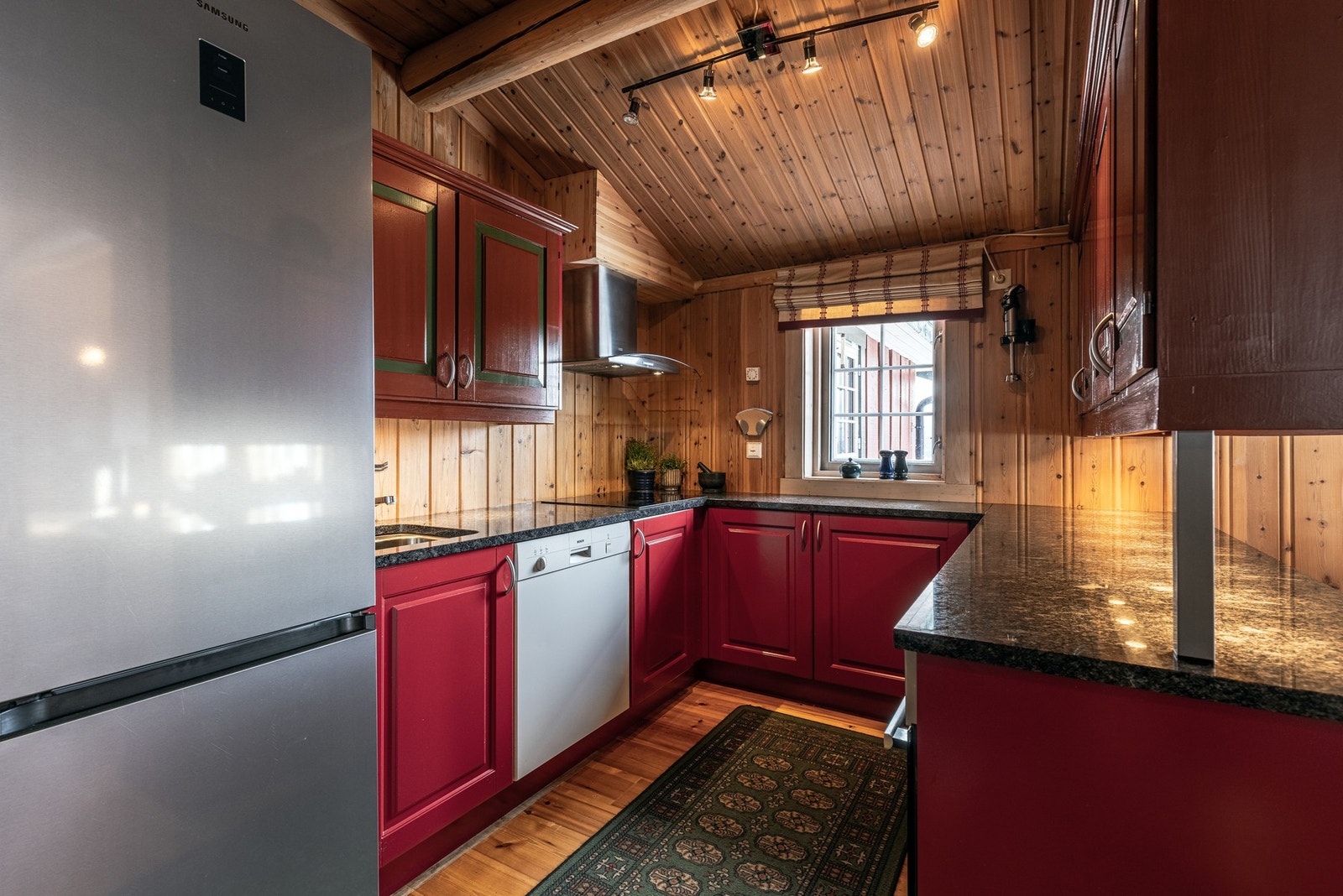 Kjøkken med god skap- og benkeplass - Deler av kjøkkeninnredning fra 2019. Benkeplate i granitt/stein. Galleribilde