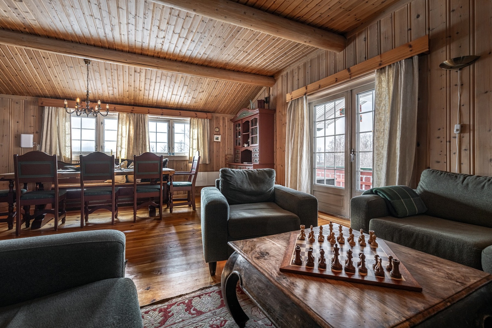 Stue oppdelt i 2 soner - Med god plass til sofagruppe og stort spisebord. Galleribilde