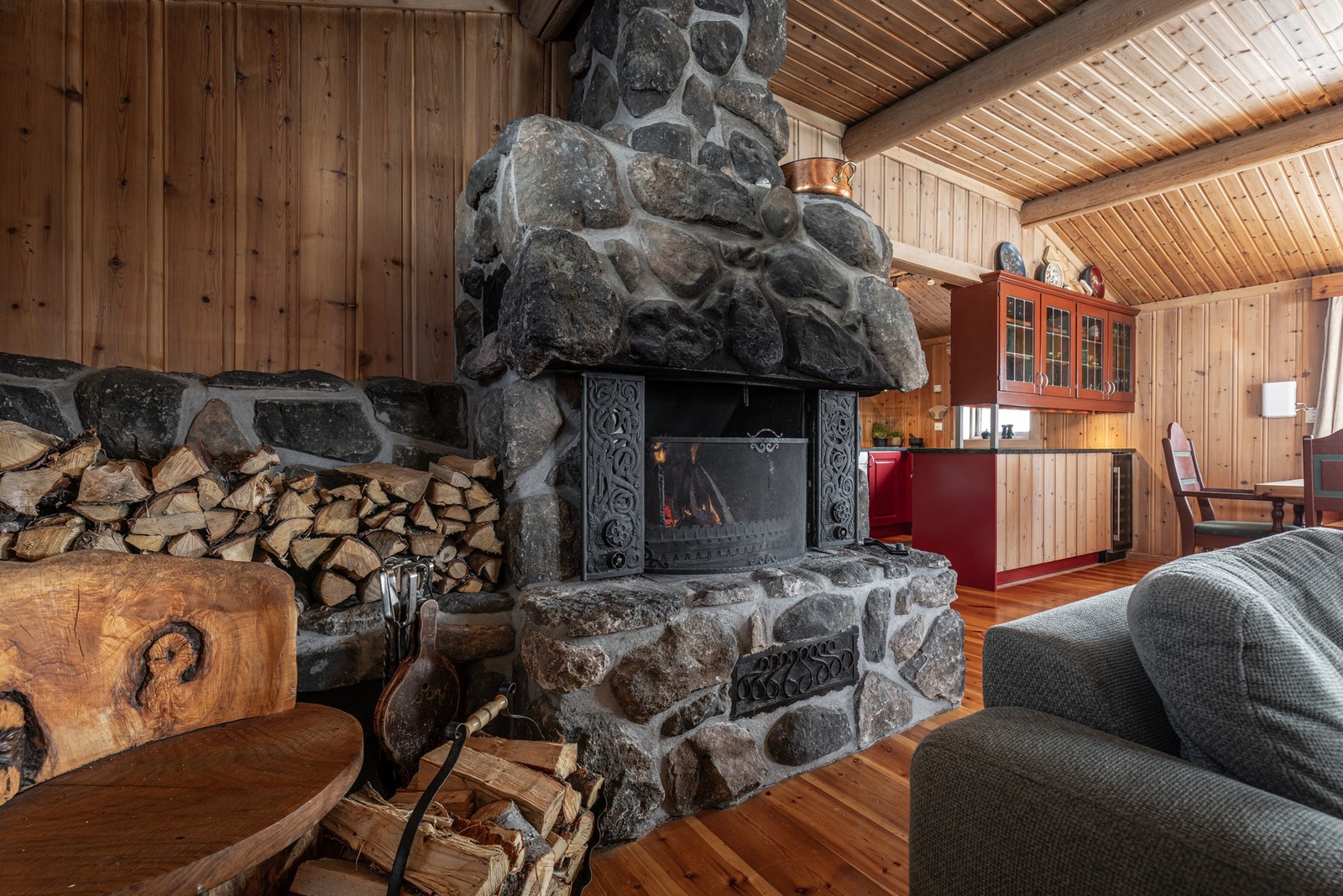 Flott peis sentralt plassert i rommet som gir god varme og hyggelig stemning på kalde vinterdager. Galleribilde