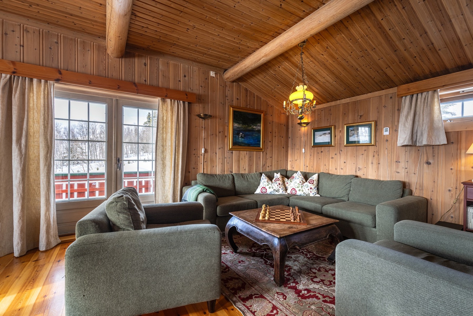 Hyggelig sofagruppe hvor du kan slappe av etter en lang dag i skisporet! Galleribilde