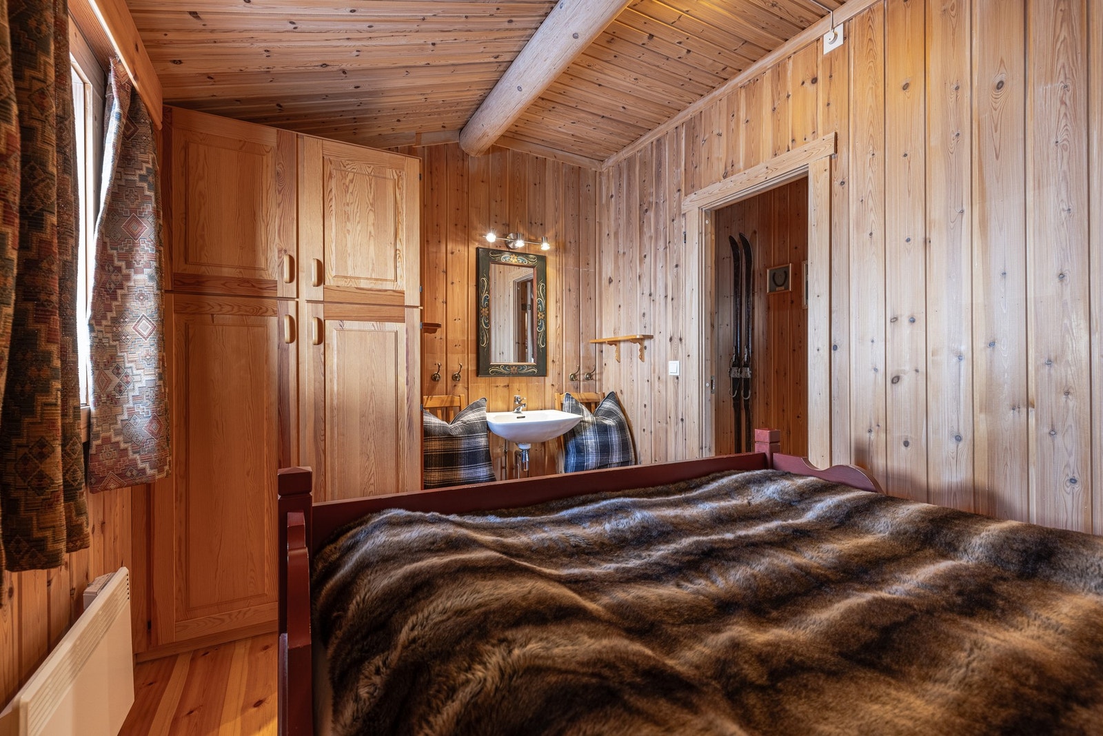 Hovedsoverom med skapplass. Galleribilde