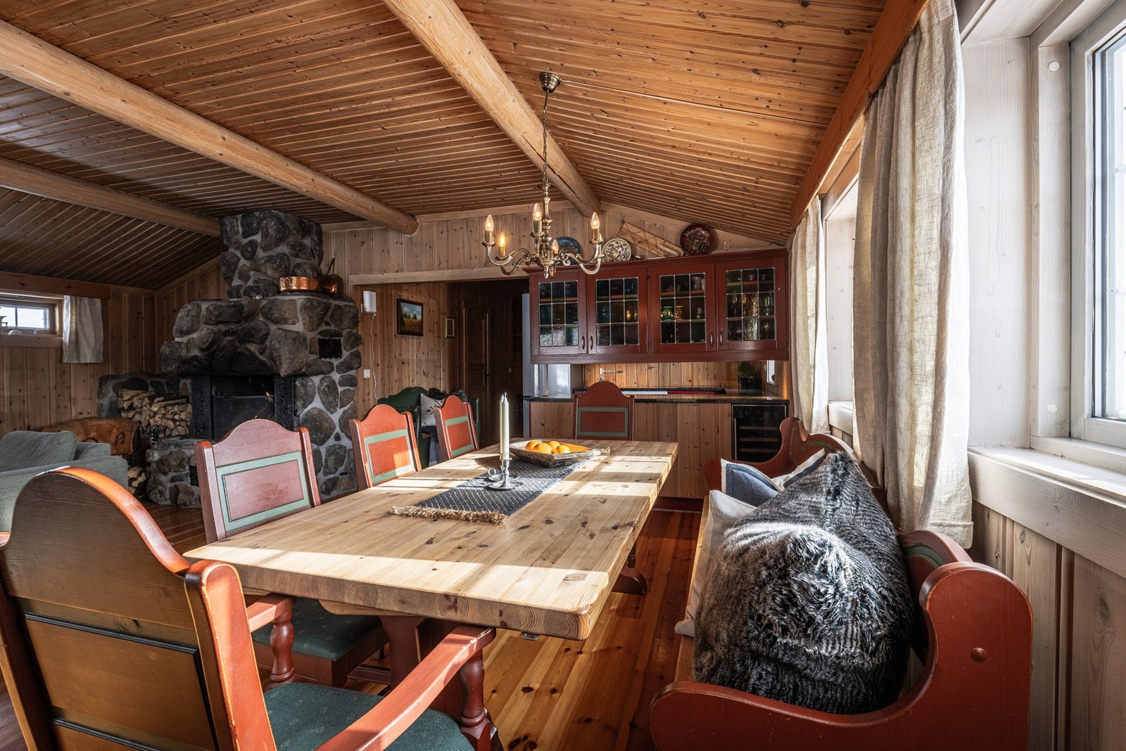 Spiseplass ved store vindusflater - Perfekt for middager med venner og familie. Galleribilde