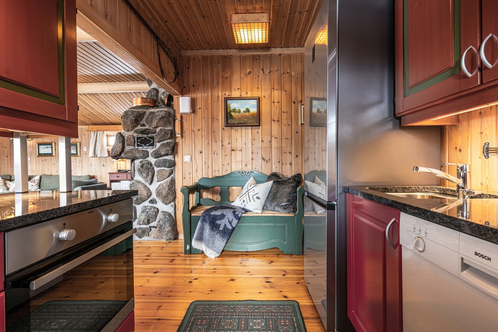 Kjøkkenet er delvis åpent mot stue/spisestue. Galleribilde