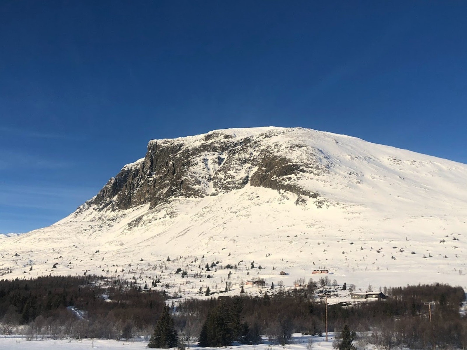 Lykkjas store "landemerke" - Skogshornmassivet. Galleribilde