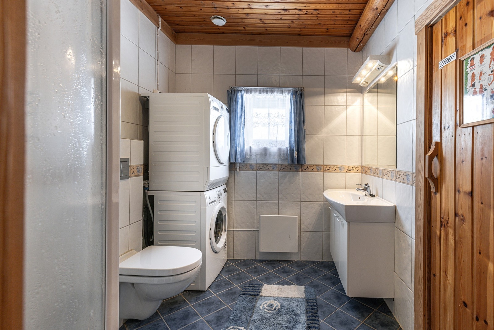 Delikat baderom med badstue og opplegg for vaskesøyle. Galleribilde