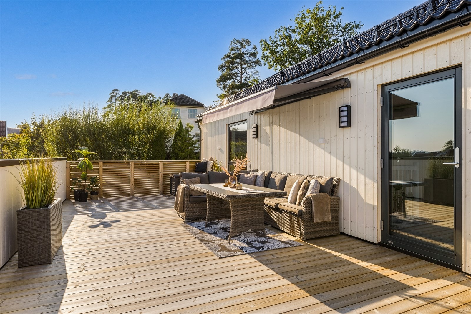 Terrassen i 2. etg. Her er det stor og god plass for flere. Her kan man ha mange gjester på besøk eller lage til et langbord hvis man ønsker! Galleribilde