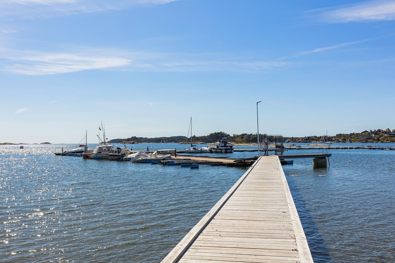 Veldig deilig å kunne stikke ned der for å ta morgenbadet! Eller hva med makrellfiske på bryggen. Galleribilde