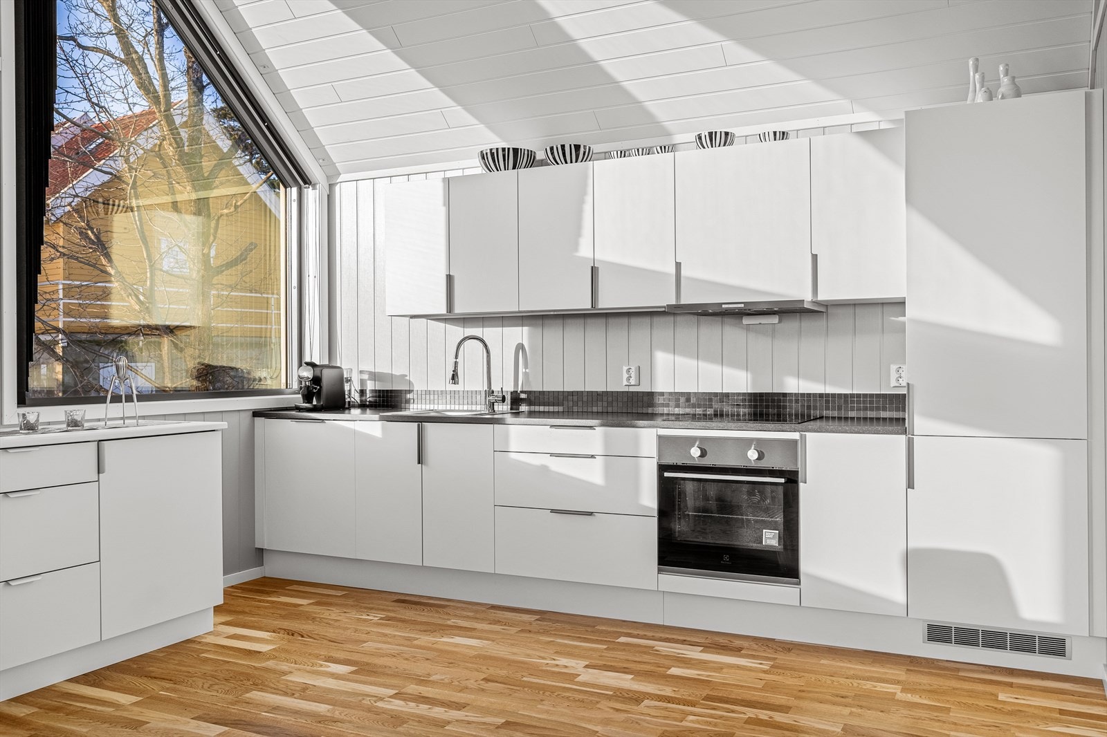 Kjøkkenet har god skap- og benkeplass samt integrerte hvitevarer Galleribilde