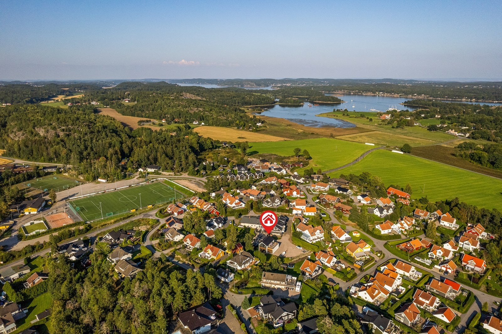 Beliggenheten som viser Eiendommen i forhold til Tønsbergfjorden. Det er lekeplass, stor idrettspark og Solløkka barnehage like ved. Galleribilde