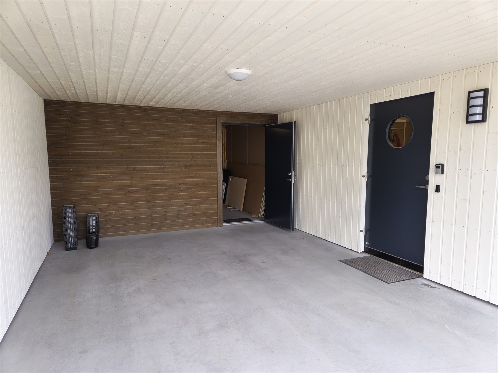 Stor romslig Carport. Inngangspartiet ligger godt plassert, i le for vær og vind. Galleribilde